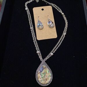 J20) Kenneth Cole Shell Necklace & Earring Set EUC Gorgeous